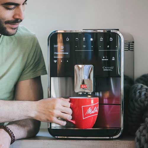 Melitta Barista T Smart Argent, Machine à Café à Grain avec Broyeur, Connectée, Système One Touch, Double bac à grains, 18 spécialités de café, Mode 1 à 2 Tasses, Écran TFT, Réservoir à lait, F830-101